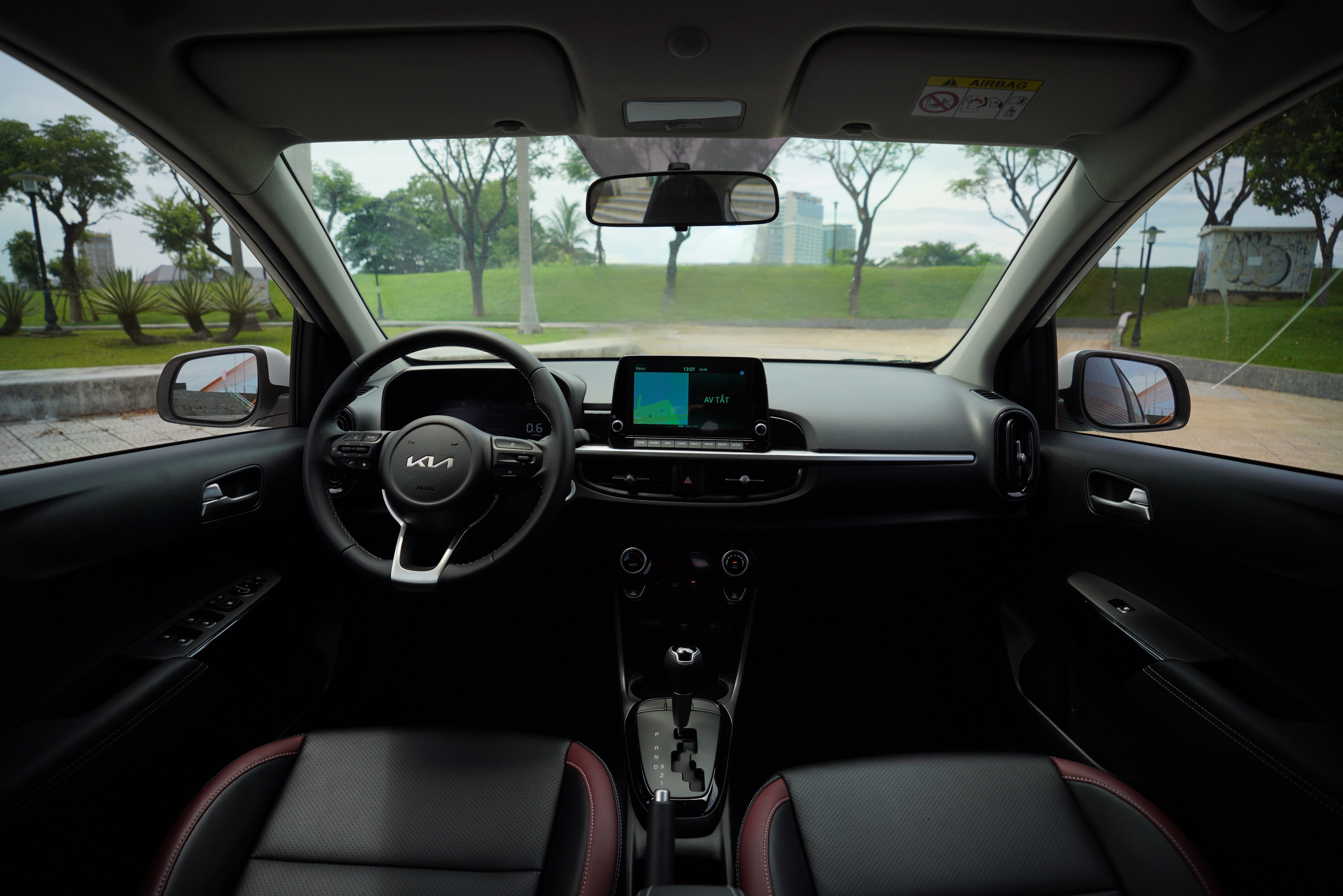 Kia New Morning có thiết kế khu vực lái hiện đại, trực quan và các chi tiết được hoàn thiện tỉ mỉ với thanh Chrome trung tâm kéo dài theo phương ngang tạo cảm giác mở rộng.